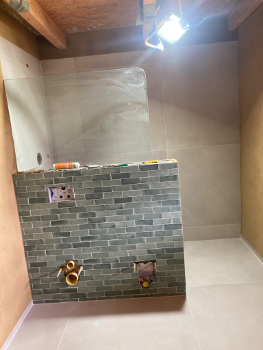 Puristisch und hochwertig: Modernes Badezimmer im Rohbau
